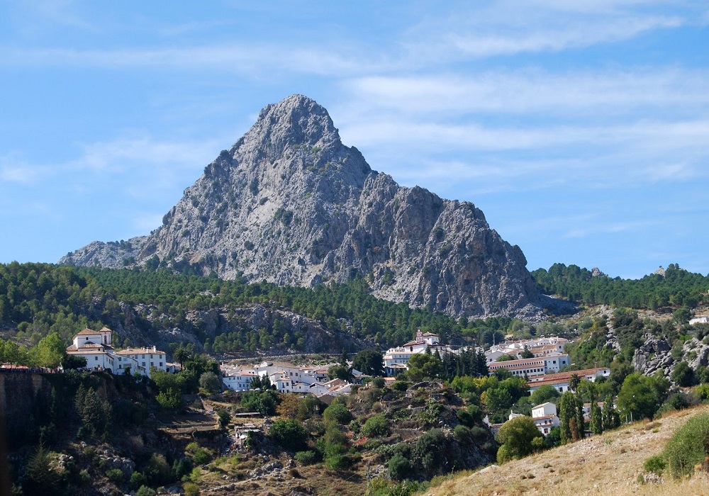 Bergmassiv im Hintergrund, Andalusien - Spanien.