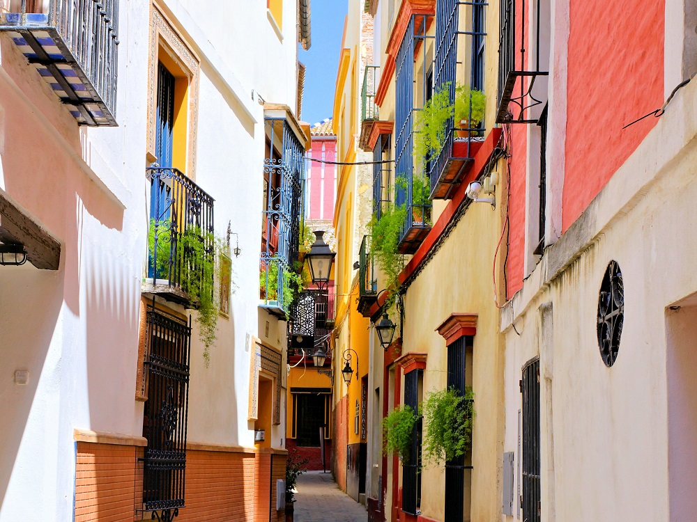 Sightseeing Walk Barrio Santa Cruz, typical narrow street