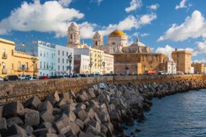 Excursión de un día visita de bodega en Jerez y sightseeing en Cádiz, paseo marítimo con la catedral de Cádiz