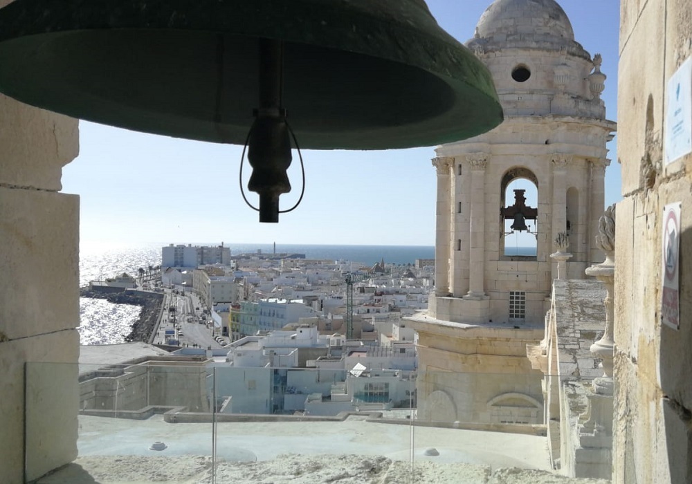 Excursión de un día visita de bodega en Jerez y sightseeing en Cádiz, vista panorámica sobre el mar desde la torre de la catedral de Cádiz
